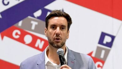 Clay Travis speaking on a sports radio show